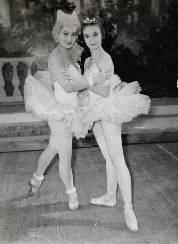 1961 год, заслуженная артистка РФ Ирина Сараметова - принцесса Аврора и Тамара Дулевская - Кошечка в балете Спящая красавица