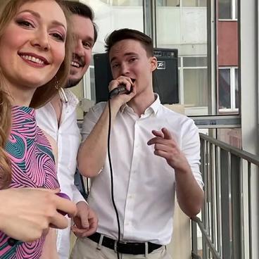 Артисты театра дали концерт на балконе