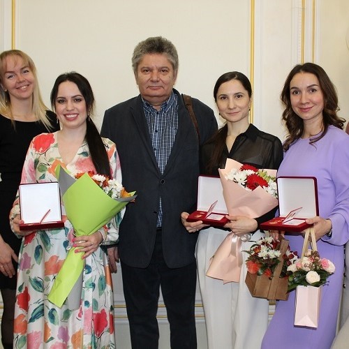 Сотрудников театра наградили премией Законодательного собрания
