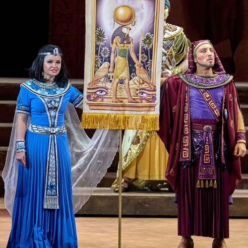 Дебюты апреля