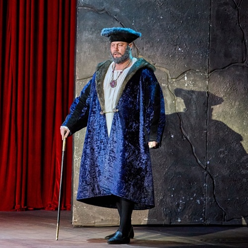 Как вокал меняет жизнь. Знакомимся с новым басом челябинской труппы