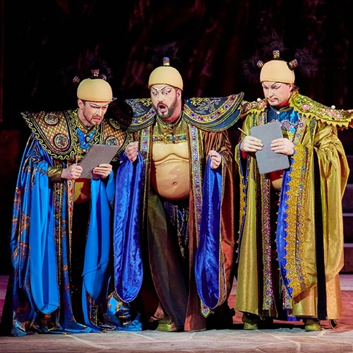 Ассоль, Принц Зигфрид, Эскамильо: дебюты апреля