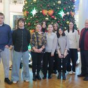 В антракте фото всем классом у новогодней ёлки